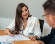 Nicole Pethke bespricht Angebotsunterlagen im Beratungsgespräch