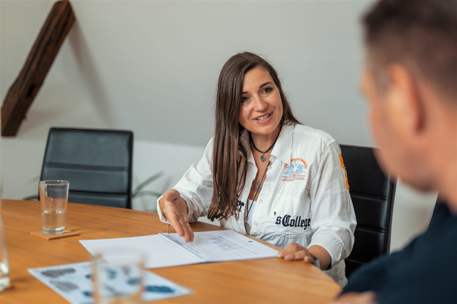 assessment-center-interview Nicole Pethke im strukturierten Interview mit einem Bewerber - Assessment Center der OCEAN Akademie