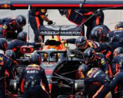 Boxenstopp-Team im Rennsport – Symbol für Performance durch klare Rollen und perfekte Vorbereitung