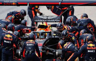 Boxenstopp-Team im Rennsport – Symbol für Performance durch klare Rollen und perfekte Vorbereitung