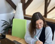 Nicole Pethke arbeitet fokussiert am Laptop – ein Fokus-Thema zur Zeit