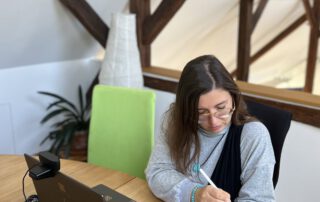 Nicole Pethke arbeitet fokussiert am Laptop – ein Fokus-Thema zur Zeit