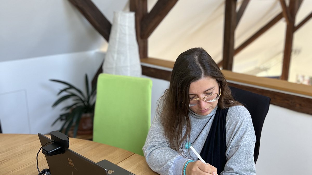 Nicole Pethke arbeitet fokussiert am Laptop – ein Fokus-Thema zur Zeit