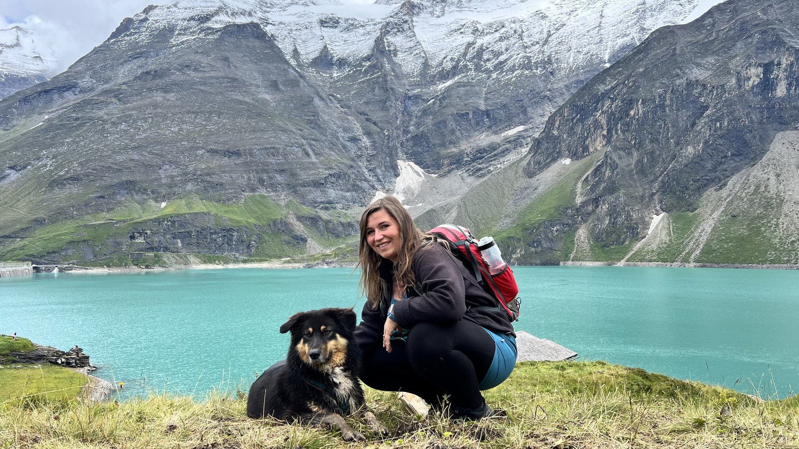 Nicole Pethke mit Seminarhündin Devi am Bergsee