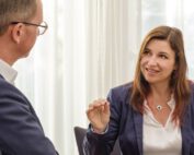 Nicole Pethke im vertrauensvollen Gespräch auf Augenhöhe – Verantwortung klar übergeben