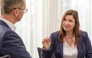 Nicole Pethke im vertrauensvollen Gespräch auf Augenhöhe – Verantwortung klar übergeben